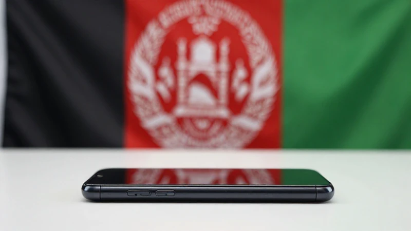 Guía Completa sobre APN Afghanistan Wasel AF para Conectar tu Dispositivo 3 Teléfono sobre la mesa, bandera afgana