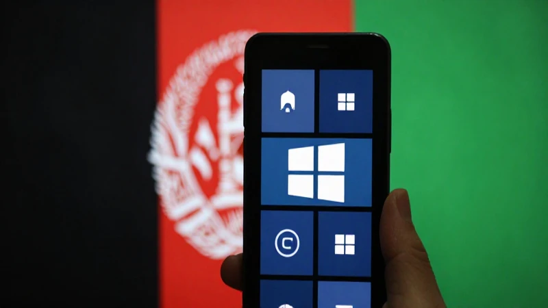 Teléfono Windows sobre fondo afgano difuminado