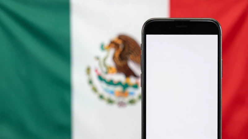 Smartphone Android contra fondo mexicano borroso