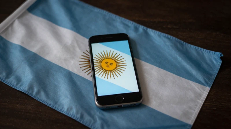 Teléfono, bandera argentina, luz cinematográfica suave