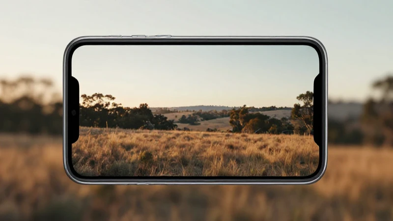 Smartphone Android, paisaje australiano difuso y cinematográfico