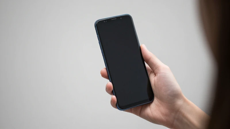 Teléfono Android iluminado con enfoque suave