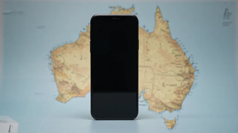 Completando la Conexión: APN Australia Optus Blackberry 5 Smartphone negro con mapa australiano iluminado
