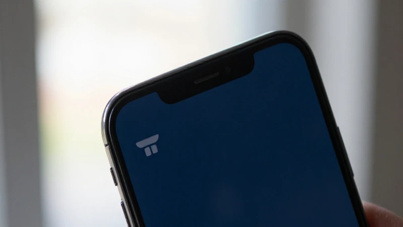 Teléfono Android con el logo de Telstra visible