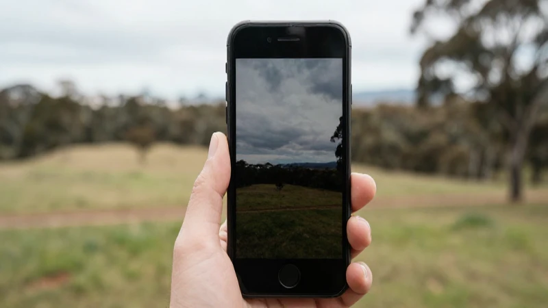 Primer plano de iPhone con paisaje australiano