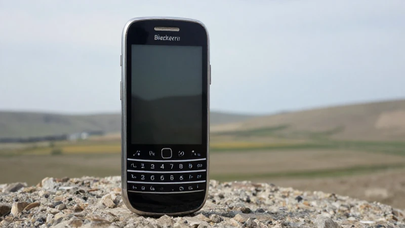 Teléfono BlackBerry contra un paisaje azerí suave
