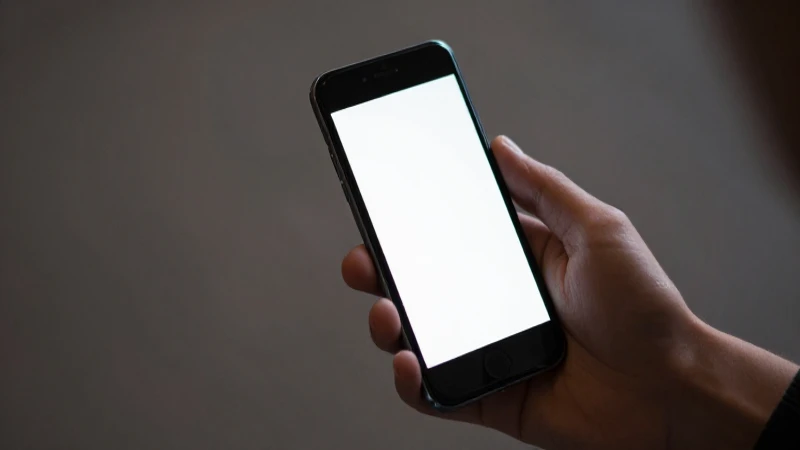 Smartphone Android en manos, luz suave