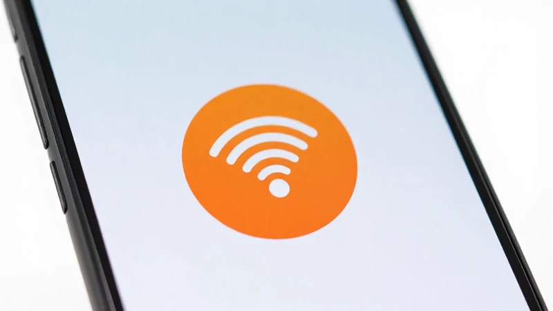 Smartphone Android con icono naranja, enfoque cercano