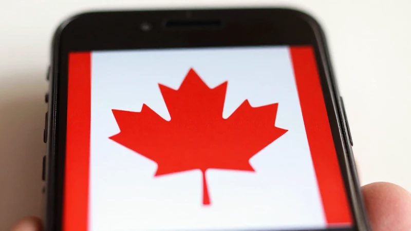 Smartphone Android con diseño patriótico canadiense