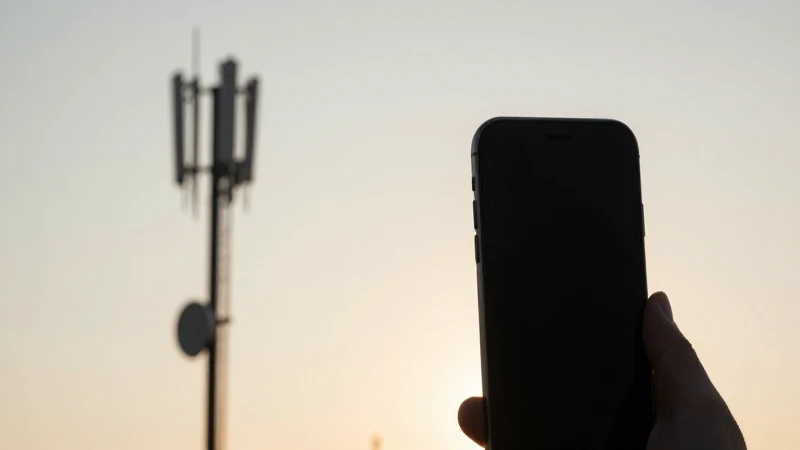 Teléfono iluminado al atardecer, desenfocado