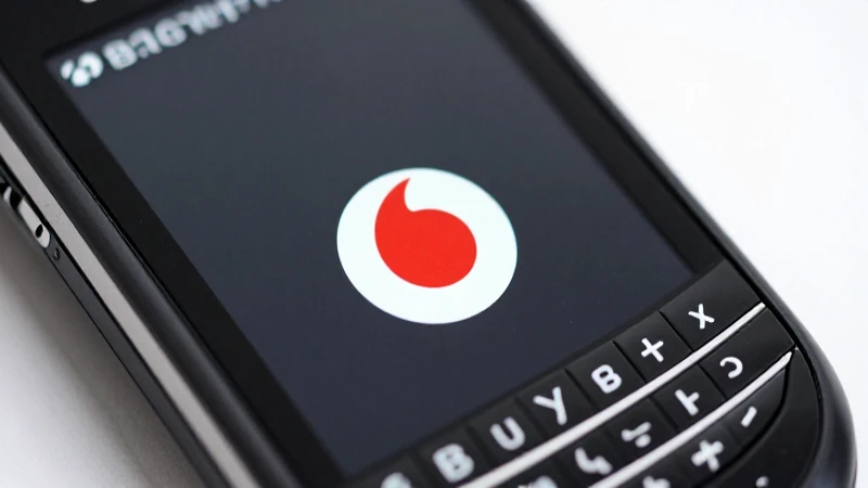 Celular BlackBerry destaca sobre fondo tecnológico moderno