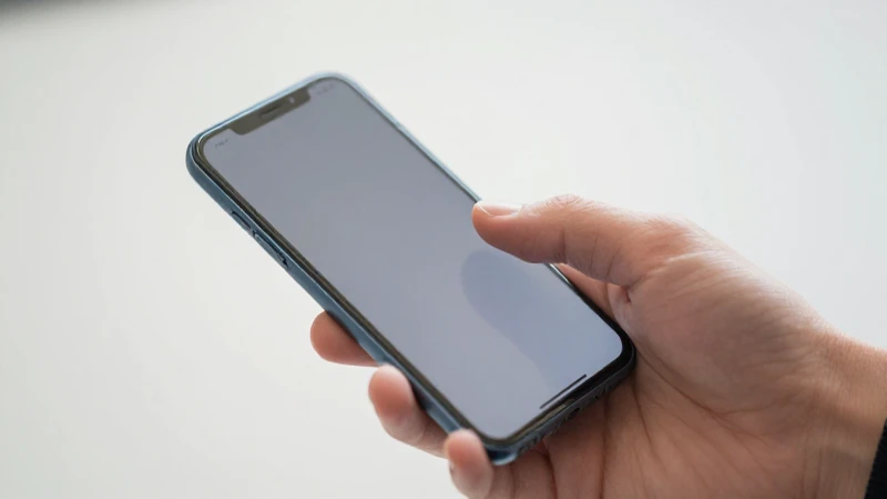 Smartphone Android en primer plano, pantalla pulsada
