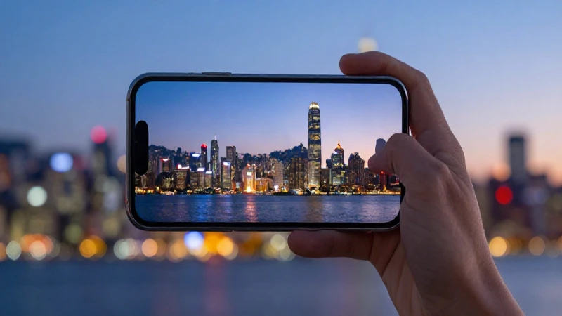 Smartphone destaca ante horizonte urbano cinematográfico