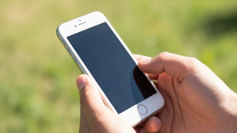 Teléfono móvil al sol, primer plano