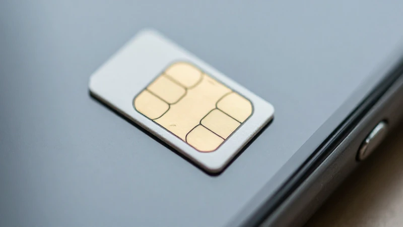 Primer plano suave de móvil y tarjeta SIM