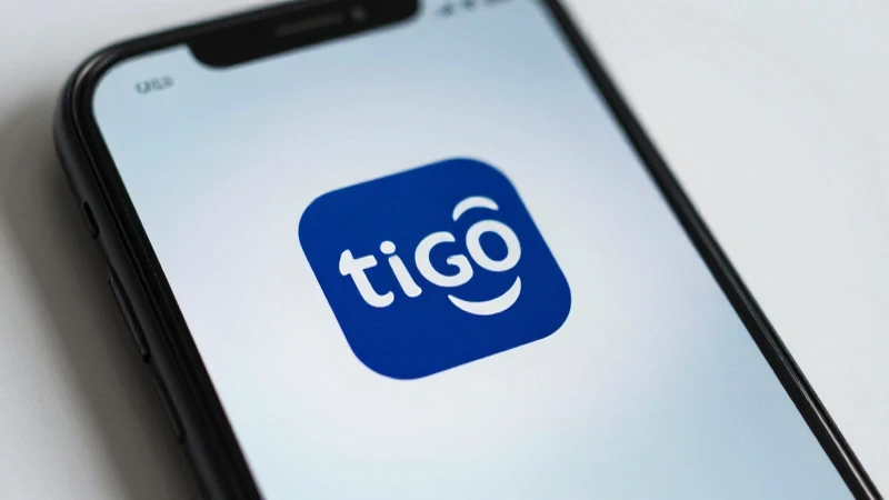 Smartphone Android con logo Tigo, iluminación suave