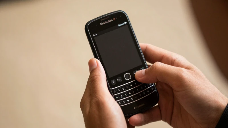 Mano sujeta Blackberry bajo luz cálida