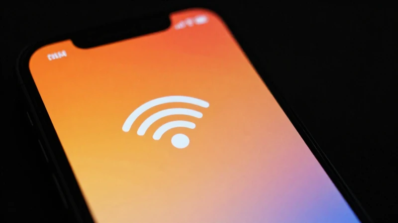 Smartphone con señal en fondo naranja