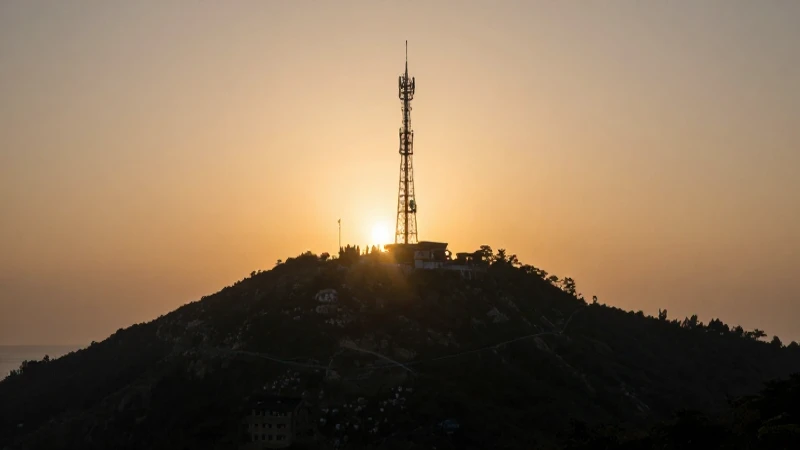 Paisaje insular al atardecer con torre celular