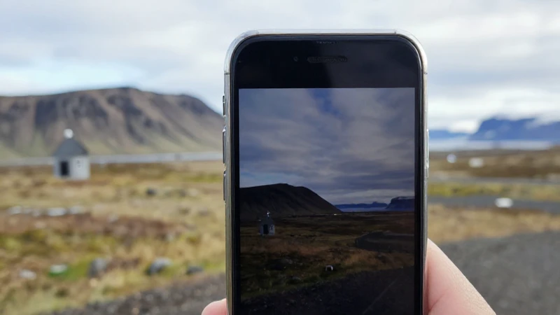 Complete Guide to APN Iceland Vodafone 4G Settings for iPhone 4 Primer plano iPhone, paisaje islandés, luz natural