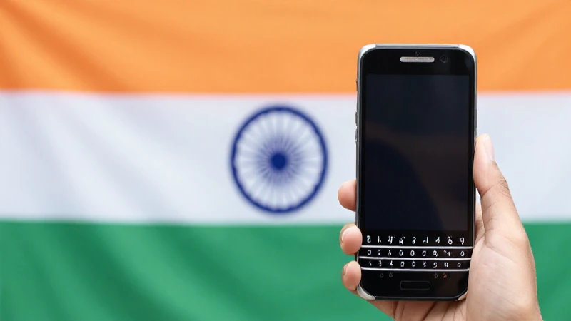 Teléfono BlackBerry contra fondo de la bandera india