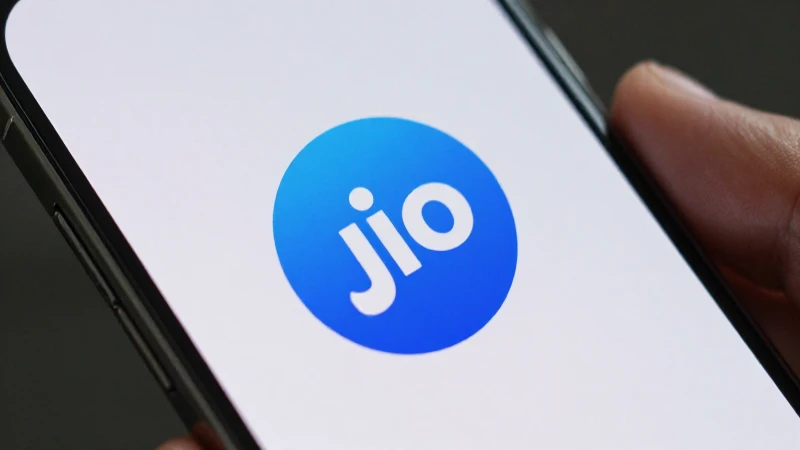 iPhone iluminado con el logo de Jio