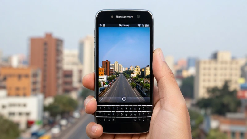 Teléfono BlackBerry ante fondo urbano indio