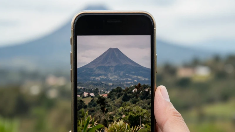 Primer plano del iPhone con paisaje guatemalteco