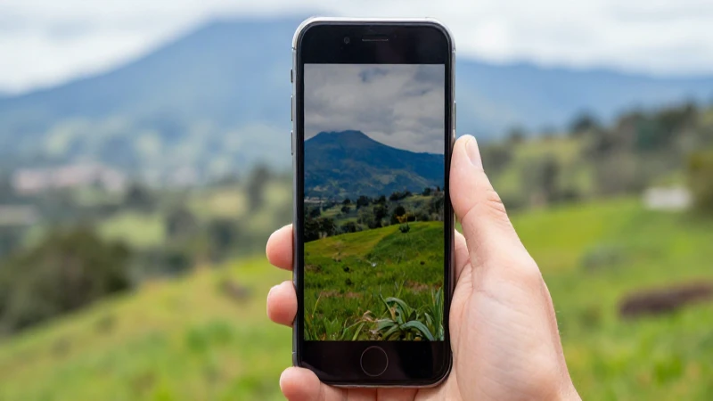 Teléfono en mano, paisaje guatemalteco vibrante