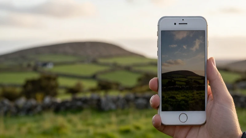 iPhone en paisaje irlandés, luz dorada