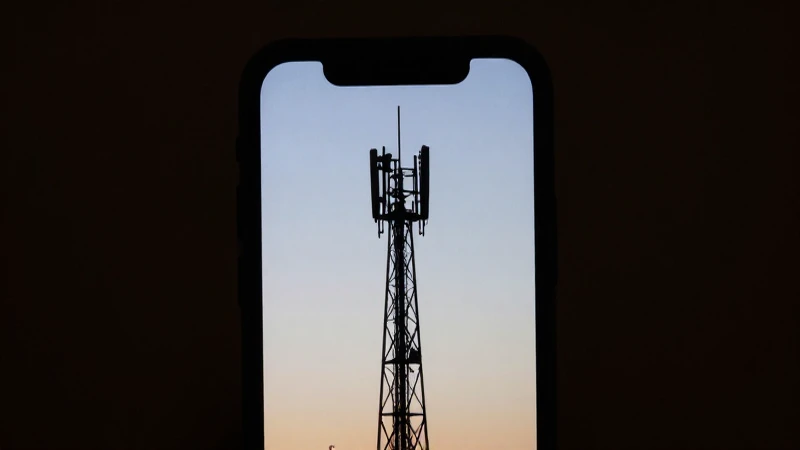 Pantalla de móvil contra cielo oscuro