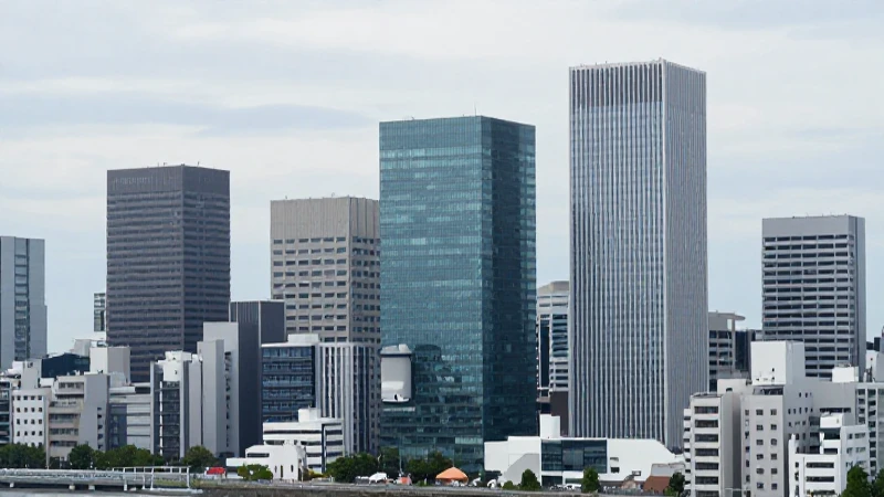 Ciudad japonesa moderna bajo luz nublada tenue