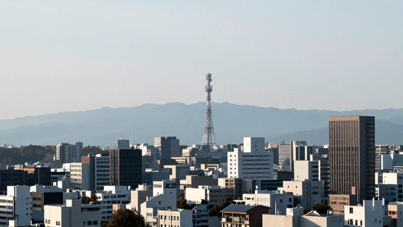 Ciudad japonesa con torre lejana y luz suave