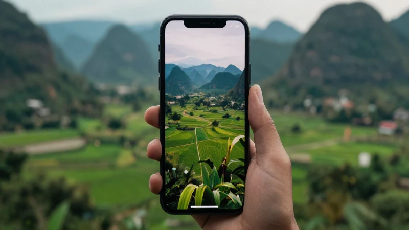 Teléfono muestra señal con paisaje exuberante