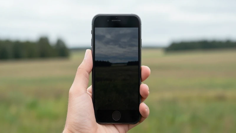 Un iPhone captura paisaje letón difuminado suavemente