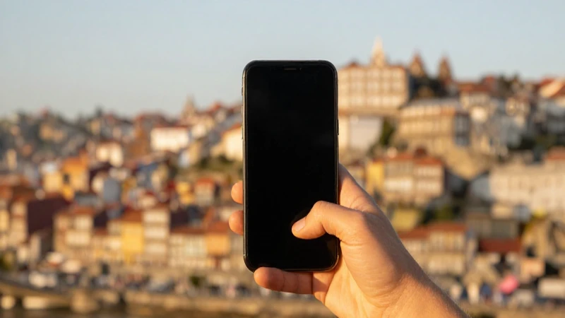 Complete Guía Sobre APN Lycamobile en Portugal: Todo lo Que Debes Saber 3 Ciudad portuguesa al atardecer con móvil