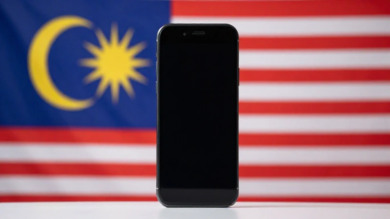 Comprehensive Guide to APN Malaysia Celcom Settings for BlackBerry Devices 3 Smartphone negro sobre fondo con bandera malaya