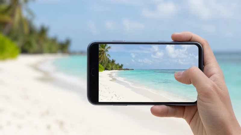 Smartphone en playa maldiva bajo luz suave