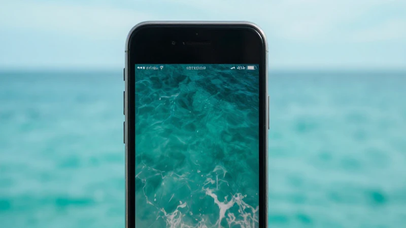 iPhone en mar turquesa, luz suave