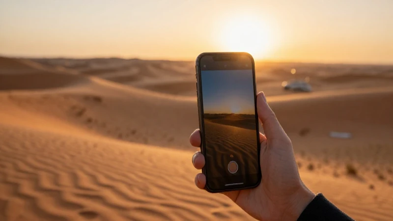 Atardecer cálido con móvil en desierto