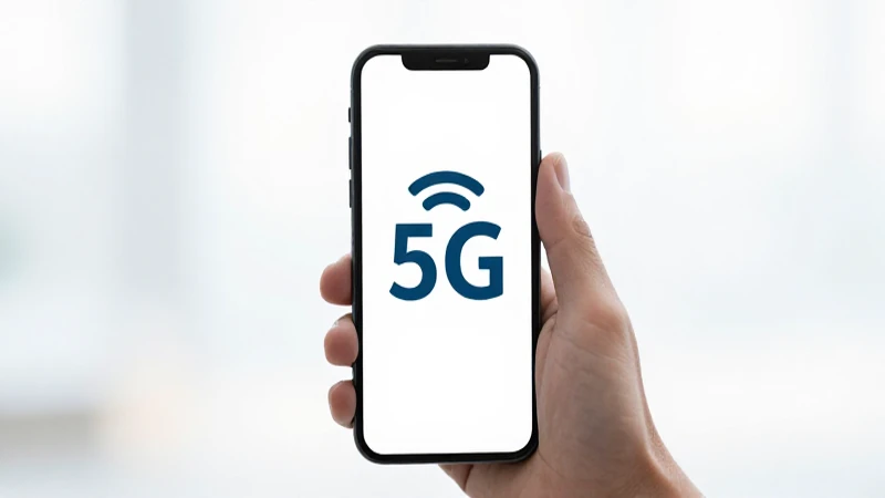 Teléfono móvil muestra señal 5G limpia