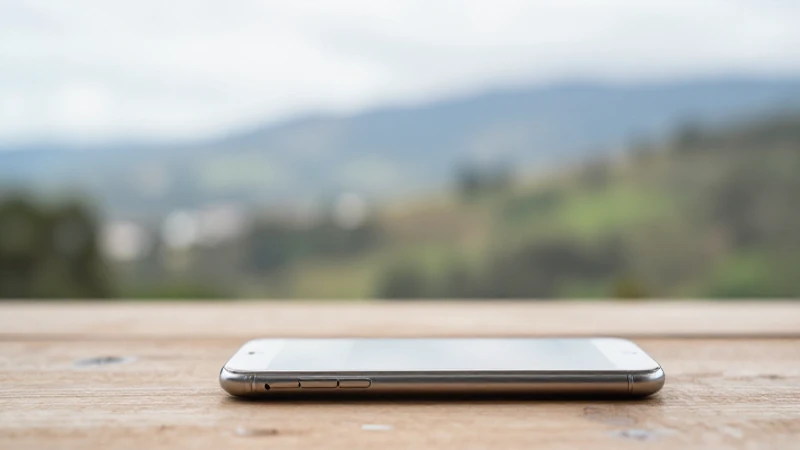 Iphone sobre madera, fondo borroso, luz suave