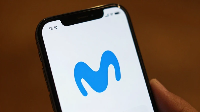 iPhone resaltado con el logo de Movistar