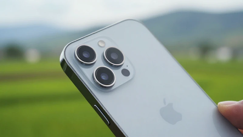Smartphone destacado sobre paisaje nepalí vibrante