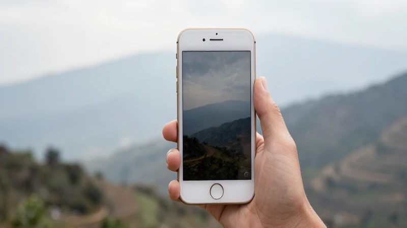iPhone con paisaje nepalí suave