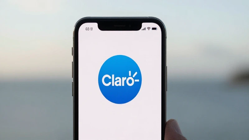 iPhone enfocado bajo luz suave y diáfana
