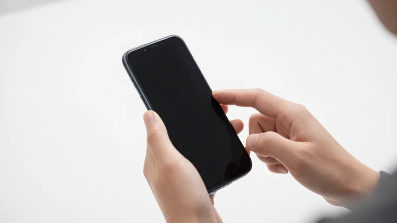 Smartphone Android con manos, luz limpia