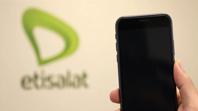 Primer plano de Blackberry con logo Etisalat