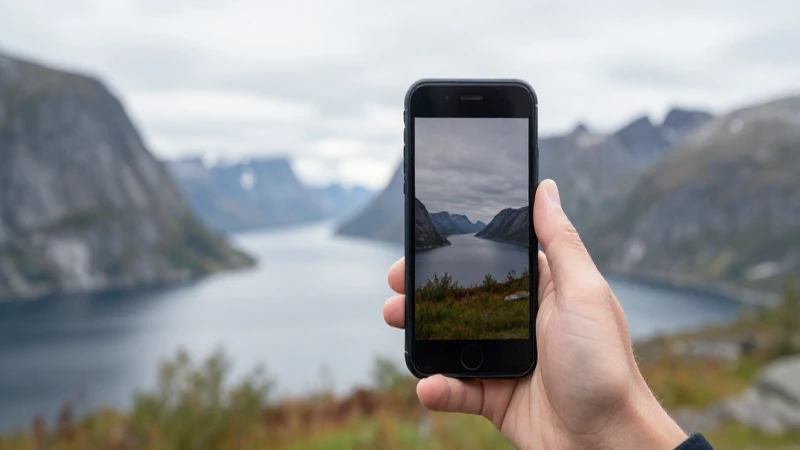 Comprehensive Guide to APN Norway Telenor No Blackberry 4 Teléfono móvil contra paisaje noruego suave