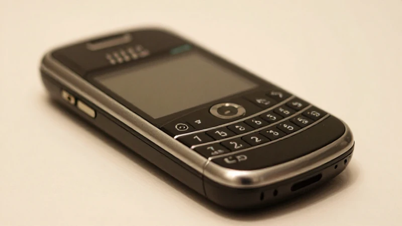 Foto cálida de un antiguo BlackBerry borroso